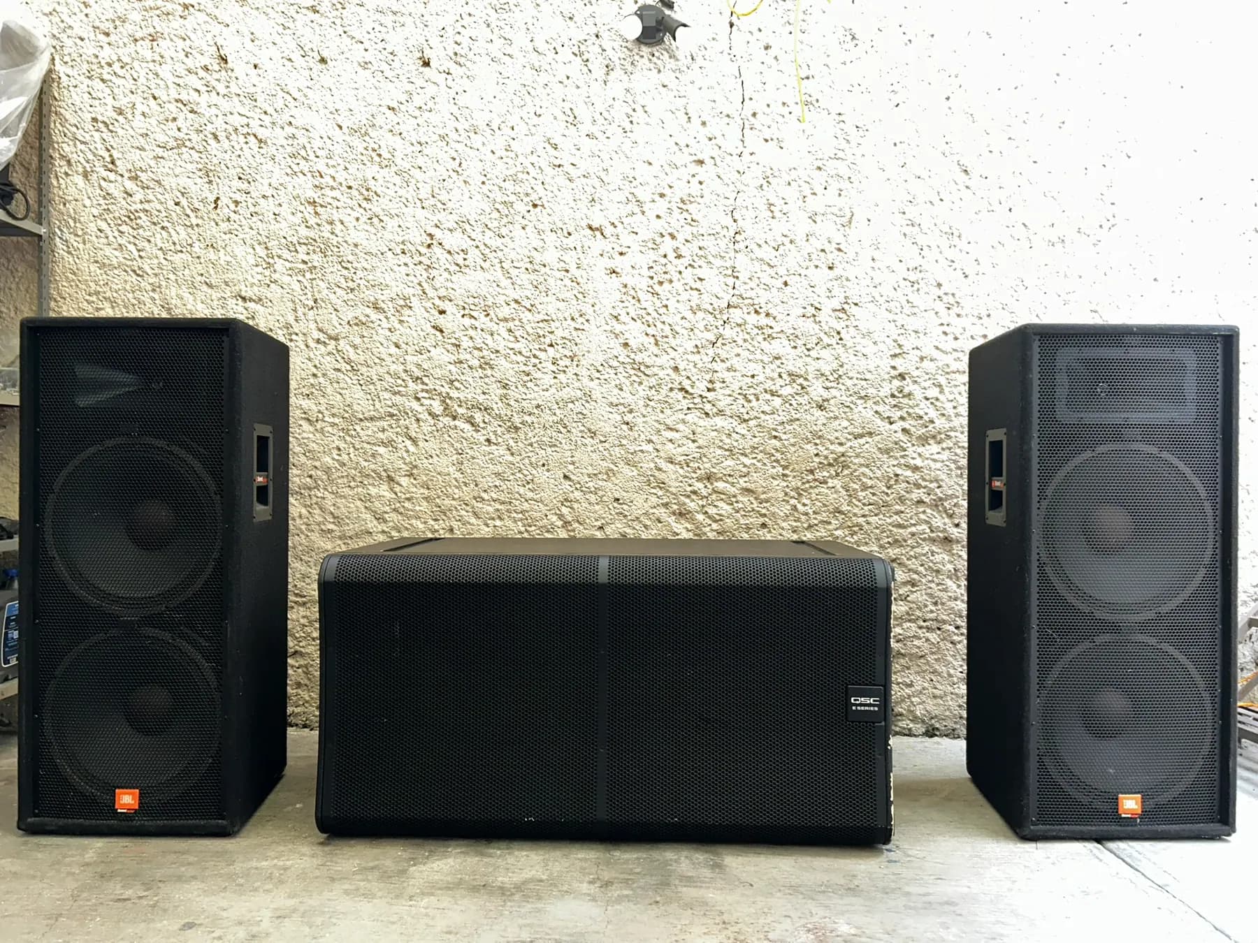 Sistema estéreo con subgrave - QSC / JBL