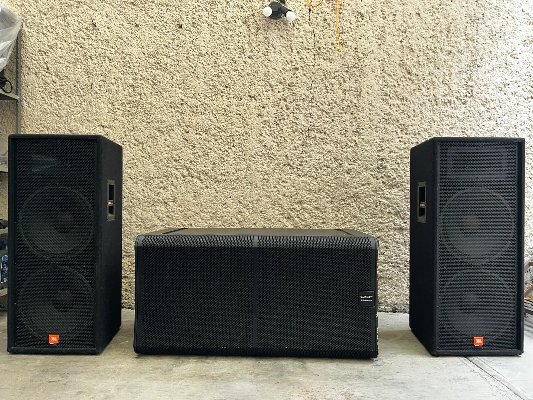 Frente de audio reforzado - QSC / JBL