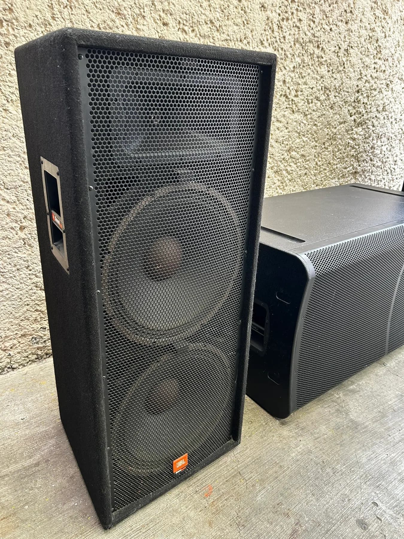 Detalle de gabinete JBL - JBL