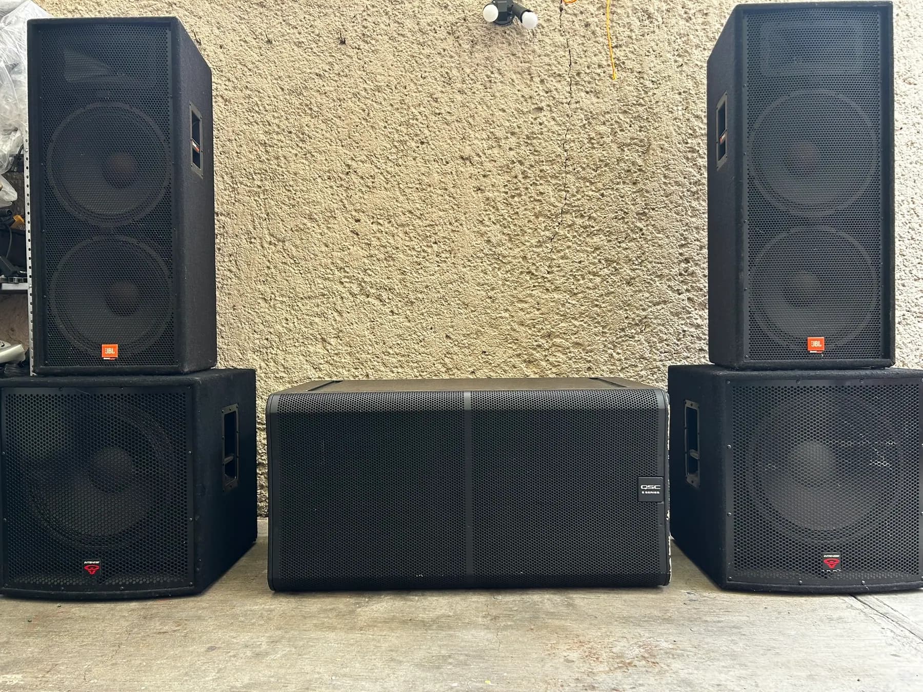 Sistema profesional de audio Audio Foreigner con QSC, JBL y EV