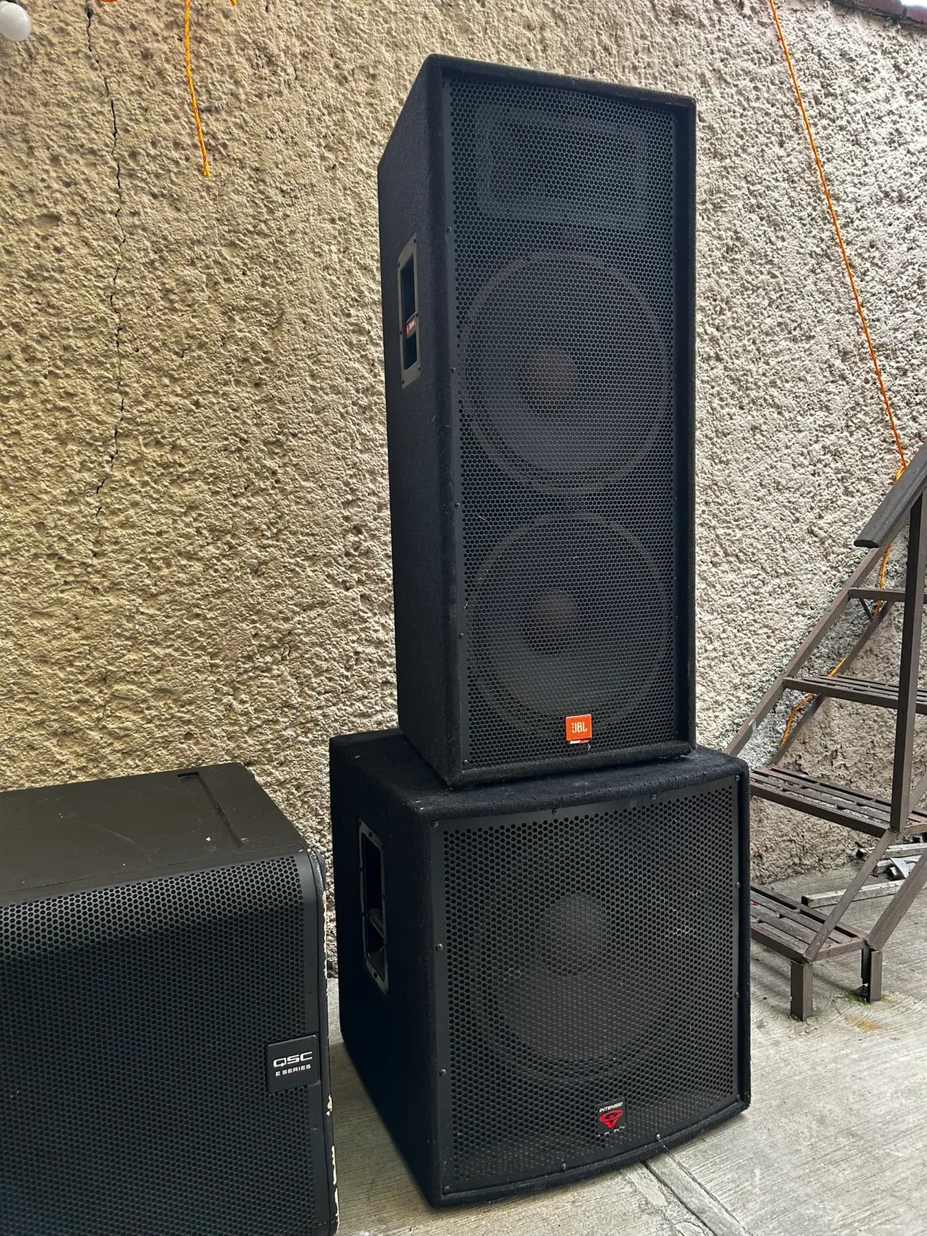 Torre JBL sobre subgrave - JBL / EV