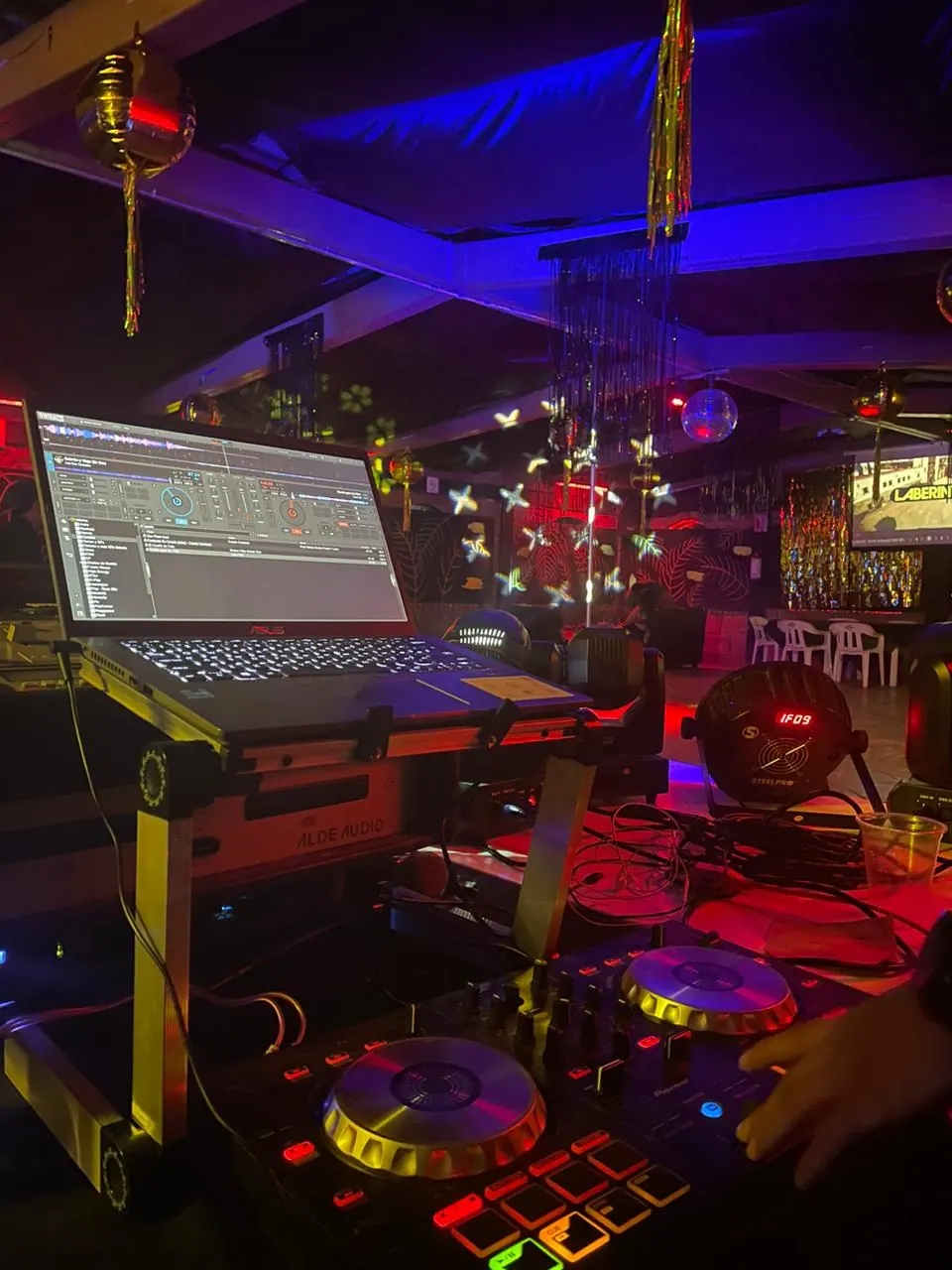 Cabina DJ en venue