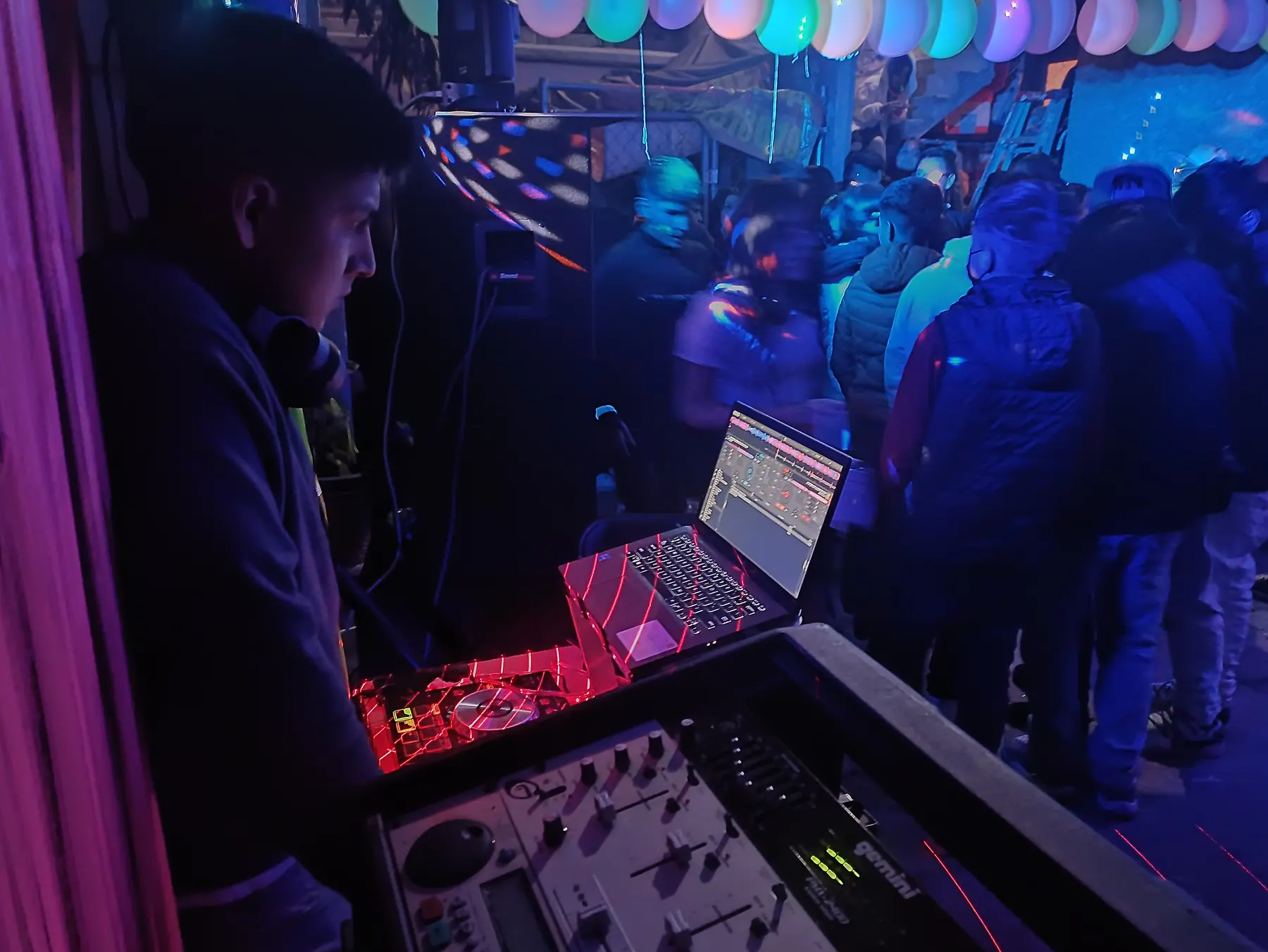 DJ en vivo frente a la pista