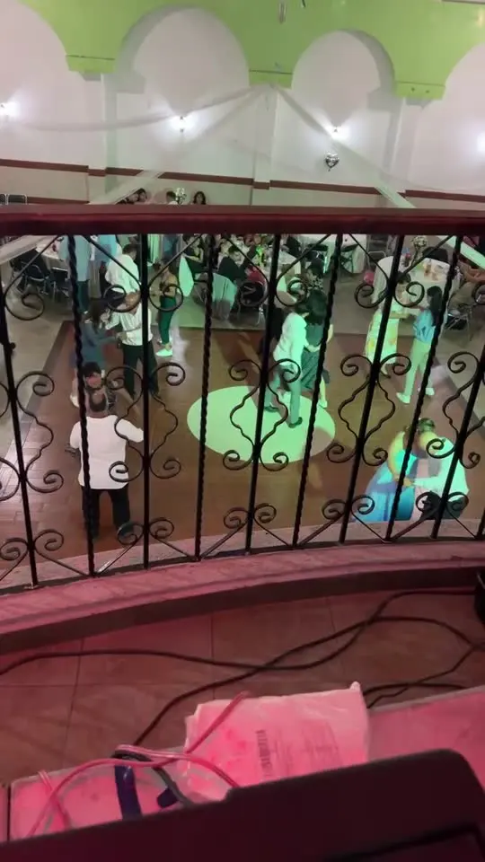 Poster de video: Ambiente real de pista